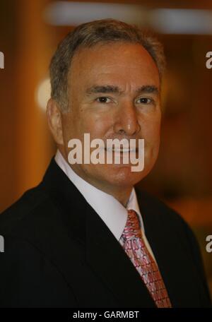 Richard Fain, Chairman und CEO von Royal Caribbean International, an Bord des neuesten Kreuzfahrtschiffs der Linie, der Independence of the Seas, des größten Kreuzfahrtschiffs der Welt. Stockfoto