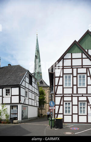 Deutschland, Nordrhein-Westfalen, Kreis Paderborn, Delbrück, Gassen in der Kirchstrasse, Dahinter der Schiefe Turm der k Stockfoto