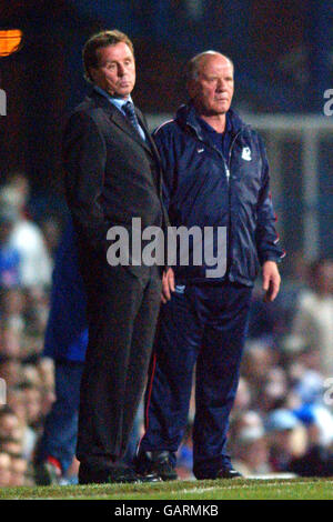 Fußball - Nationwide League Division One - Portsmouth gegen Burnley. Harry Redknapp, der Manager von Portsmouth, und sein Assistent Jim Smith sehen sich die Action an Stockfoto