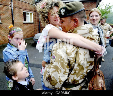 Colour Sergeant Joey Herbert vom 1. Bataillon, dem Mercischen Regiment, wird heute von seiner Frau Sarah in Catterick willkommen geheißen. Stockfoto
