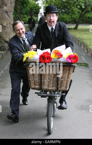 Martin Cullen, TD, Minister für Kunst (links), zusammen mit Leopold Bloom aka Les Doherty, die Eröffnung des Bloomsday Festival, 2008 in St.Stephens Green, Dublin. Stockfoto