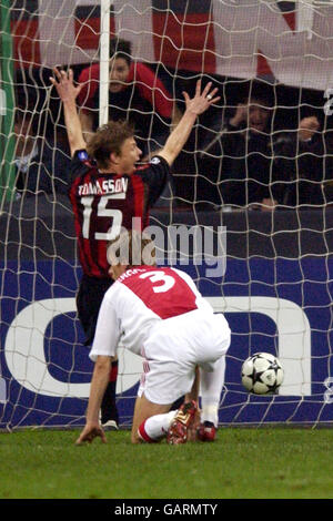 Fußball - UEFA Champions League - Viertelfinale - zweite Etappe - AC Mailand / Ajax. Jon Dahl Tomasson von AC Milan erzielt in der letzten Minute das Siegertor gegen Ajax Stockfoto