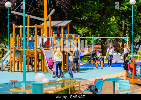 Motala, Schweden - 21. Juni 2016: Kinder und Erwachsene auf einem öffentlichen Spielplatz in der Stadt. Realen Lebenssituation. Stockfoto