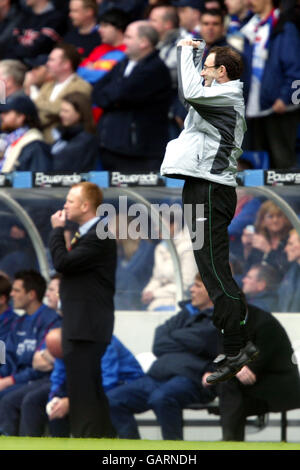 Martin O'Neill, der Manager von Celtic, feiert seinen Teamsieg als Rangers manager Alex McLeish schaut zu Stockfoto