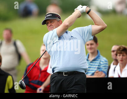 Der schottische Colin Montgomerie schlägt den 2. Platz während der zweiten Runde der Celtic Manor Wales Open 2008 im Celtic Manor Resort in Newport ab. Stockfoto