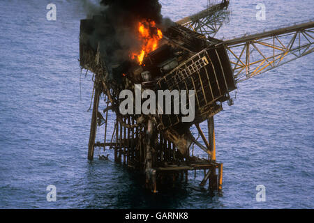 Die Trümmer der Ölförderplattform Piper Alpha, die gestern explodierte und Dutzende Arbeiter an Bord tötete. Stockfoto