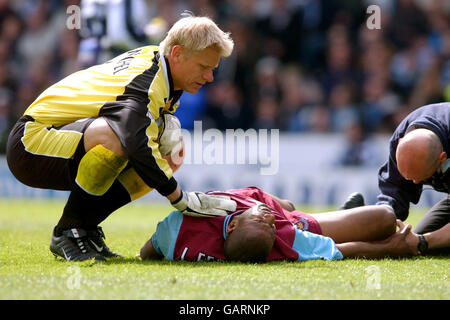 Les Ferdinand von West Ham United wird vom Physio behandelt Nach dem Zusammenstoß mit Manchester City Torwart Peter Schmeichel (l) Wer Tröstet ihn Stockfoto