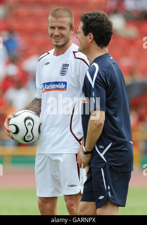 Der Engländer David Beckham (links) und Manager Fabio Capello während einer Trainingseinheit im Hasely Crawford Stadium, Port of Spain, Trinidad. Stockfoto