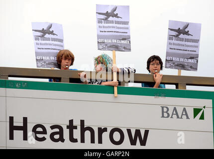 Demonstranten versammeln sich vor der U-Bahn-Station Hatton Cross vor einem marsch um den Heathrow-Umzäunungszaun, um gegen eine weitere Erweiterung des Flughafens zu demonstrieren. Stockfoto