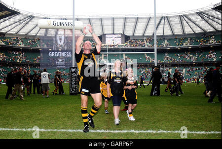 London Wesps Lawrence Dallaglio applaudiert den Fans nach dem Guinness Premiership Finale in Twickenham, London. Stockfoto