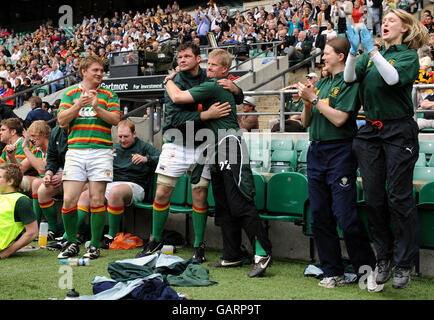 Rugby Union - County Championship Shield Finale - Northumberland gegen Cornwall - Twickenham. Northumberlands Cheftrainer Tom Borthwick und Kapitän David Guthrie umarmen sich, während die letzte Pfeife klingt Stockfoto