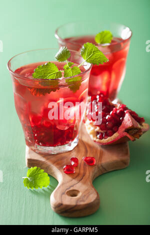 Granatapfel-Drink mit Melissa im Sommer Stockfoto