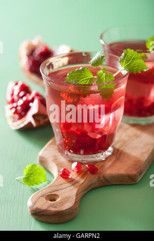 Granatapfel-Drink mit Melissa im Sommer Stockfoto