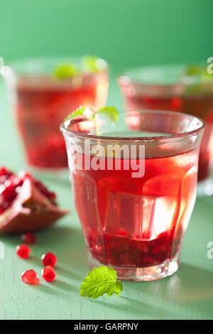 Granatapfel-Drink mit Melissa im Sommer Stockfoto