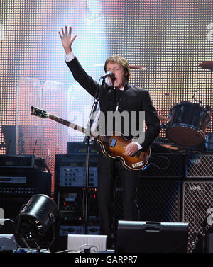 Sir Paul McCartney spielt live im Anfield Stadium, Liverpool während des Liverpool Sound Concert im Rahmen der Kulturhauptstadt-Feierlichkeiten. Stockfoto