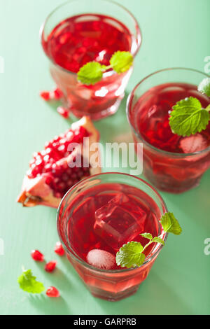 Granatapfel-Drink mit Melissa im Sommer Stockfoto