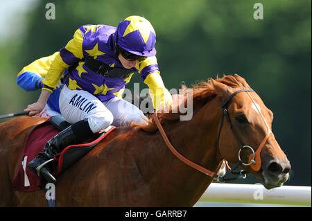 Pferderennen - TimeForm Silver Salver - Haydock Park. Major Cadeaux unter dem Jockey Ryan Moore führt während des J.W.Lees Stakes an Stockfoto