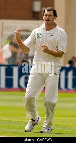 Neuseelands Kyle Mills feiert Bowling Englands Alastair Cook für 6 Lauf während des dritten npower Test Match in Trent Bridge, Nottingham. Stockfoto