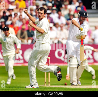 Neuseelands Kyle Mills feiert nach dem Bowling des englischen Alastair Cook für 6 Läufe während des dritten npower Test Match in Trent Bridge, Nottingham. Stockfoto