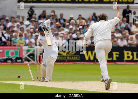 Der englische Kapitän Michael Vaughan wird während des dritten npower-Testmatches in Trent Bridge, Nottingham, für 16 Läufe von der Neuseeländerin Iain O'Brien geleitet. Stockfoto