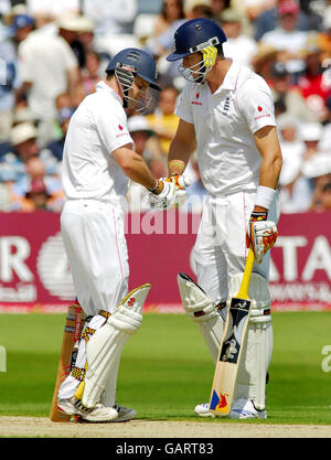 Die Engländerin Kevin Pietersen (rechts) und Andrew Strauss beim dritten npower-Testspiel in Trent Bridge, Nottingham. Stockfoto