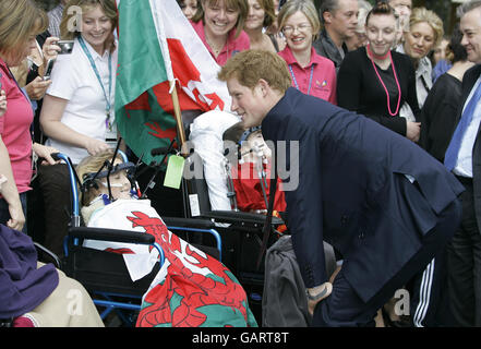 Prinz Harry trifft Patienten, Mitarbeiter und Mitglieder der Öffentlichkeit bei einem Besuch im University Hospital of Wales in Cardiff, Wales. Stockfoto