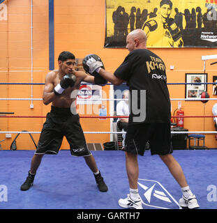 Amir Khan während einer Medienarbeit im Gloves Community Center, Bolton. Stockfoto