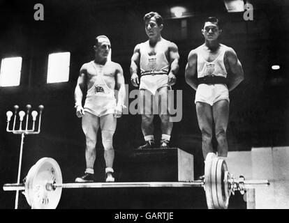 Von links nach rechts Julian Creus aus Großbritannien, der die Silbermedaille gewann, JN de Pietro aus den USA, der Sieger, und RWS Tom aus den USA, der die Bronzemedaille beim Bantamgewichtelheben in der Empress Hall, Earls Court, gewann. Stockfoto