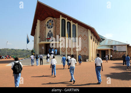 Pilgern vor der katholischen Kirche des Heiligtums von Kibeho in Ruanda, Afrika. Ort der Erscheinung der Jungfrau Maria. Das Heiligtum gilt Kibeho als "Lourdes of Africa". Stockfoto