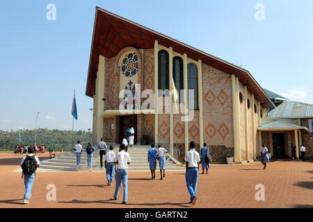 Pilgern vor der katholischen Kirche des Heiligtums von Kibeho in Ruanda, Afrika. Ort der Erscheinung der Jungfrau Maria. Das Heiligtum gilt Kibeho als "Lourdes of Africa". Stockfoto