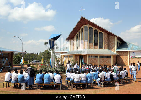 Pilgern vor der katholischen Kirche des Heiligtums von Kibeho in Ruanda, Afrika. Ort der Erscheinung der Jungfrau Maria. Das Heiligtum gilt Kibeho als "Lourdes of Africa". Stockfoto