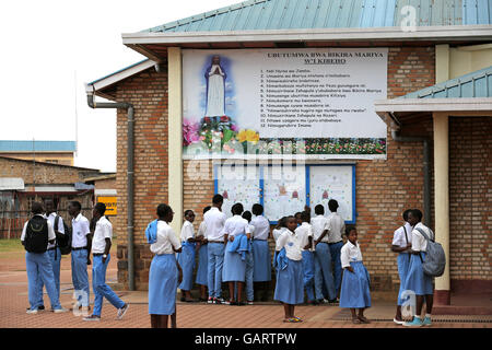 Pilgern vor der katholischen Kirche des Heiligtums von Kibeho in Ruanda, Afrika. Ort der Erscheinung der Jungfrau Maria. Das Heiligtum gilt Kibeho als "Lourdes of Africa". Stockfoto