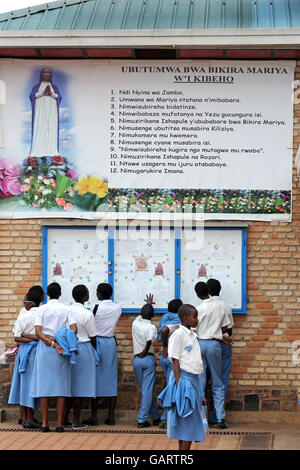 Pilgern vor der katholischen Kirche des Heiligtums von Kibeho in Ruanda, Afrika. Ort der Erscheinung der Jungfrau Maria. Das Heiligtum gilt Kibeho als "Lourdes of Africa". Stockfoto