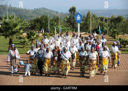 Pilger aus Kongo Eingabe der Schrein des Kibeho in Ruanda, Ort der Erscheinung der Jungfrau Maria. Das Heiligtum gilt Kibeho als "Lourdes of Africa". Stockfoto