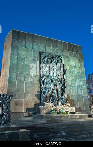 Nachtsicht auf das Warschauer Heldendenkmal im ehemaligen jüdischen Viertel der polnischen Hauptstadt Warschau, Polen. Stockfoto