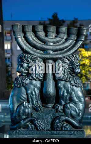 Menorah vor dem Warschauer Ghetto-Heldendenkmal - Warschau, Polen. Stockfoto