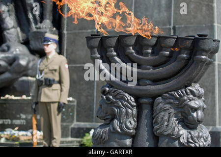 Menorah mit brennender Flamme vor dem Warschauer Ghetto Heldendenkmal - Warschau, Polen. Stockfoto