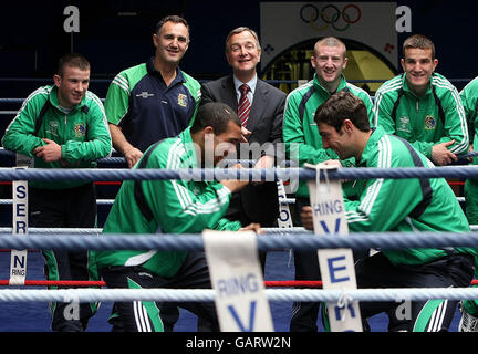 Der Minister für Kunst, Sport und Tourismus, Martin Cullen (Mitte), trifft das irische olympische Boxteam bei einem Besuch im Nationalstadion in Dublin. Stockfoto