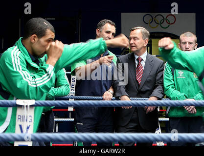 Der Minister für Kunst, Sport und Tourismus, Martin Cullen (Mitte), trifft das irische olympische Boxteam bei einem Besuch im Nationalstadion in Dublin. Stockfoto