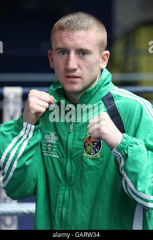 Boxer Paddy Barnes traf Martin Cullen, Minister für Kunst, Sport und Tourismus, als er das irische olympische Boxteam im National Stadium in Dublin besuchte. Stockfoto