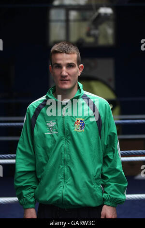 Boxer John Joe Joyce traf Martin Cullen, Minister für Kunst, Sport und Tourismus, als er das irische olympische Boxteam im National Stadium in Dublin besuchte. Stockfoto