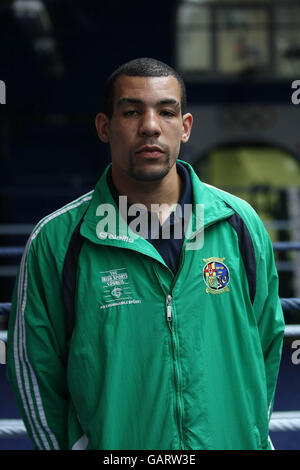 Boxer Darren Sutherland traf Martin Cullen, Minister für Kunst, Sport und Tourismus, als er das irische olympische Boxteam im National Stadium in Dublin besuchte. Stockfoto