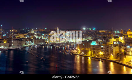 Malta: Nachtansicht der drei Städte über Grand Harbour von Valletta. Stockfoto