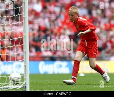 Fußball - Coca-Cola Football League One - Play Off - Finale - Doncaster Rovers gegen Leeds United - Wembley Stadium. Kinder spielen vor dem Spiel im Community Cup. Stockfoto