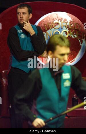 Mark Williams (hinten) schaut sich die Partitur an, während er zuschaut Sein Vorsprung über Nacht wurde von Ken Doherty in ausgelöscht Das Embassy World Championship Finale Stockfoto