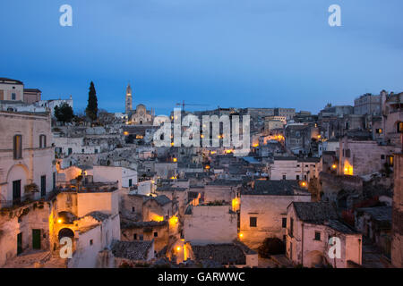 Abend-Blick auf die alte Stadt Matera, Italien Stockfoto