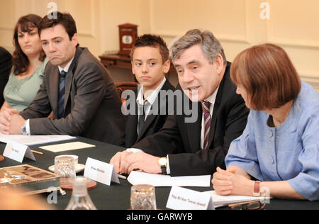 Der britische Premierminister Gordon Brown (zweiter rechts) trifft sich mit Sportministern und Sportfunktionären in der Downing Street mit dem 14-jährigen Taucher und Olympiaqualifikanten Tom Daley (Mitte). Stockfoto