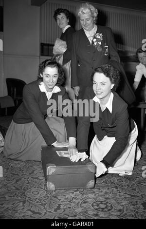 Die britische Olympiasportlerin Sylvia Cheeseman verließ den Eccleston Square, London, um die Olympischen Spiele in Helsinki zu erleben, und June Foulds kämpften mit ihrer Verpackung. Sie waren dann Teil des Teams, das mit einer Bronzemedaille 4x100 Meter Staffel gewonnen hatte. Stockfoto