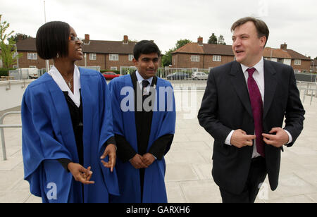 Ed Balls MP, der Staatssekretär für Kinder, Schulen und Familien, trifft den Hauptjungen und das Hauptmädchen in der Haberdashers' Aske's Knights Academy, Bromley, Kent. Stockfoto