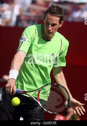 Der britische Richard Bloomfield im Einsatz gegen Fernando Gonzalez während der Artois Championships im Queen's Club, London. Stockfoto